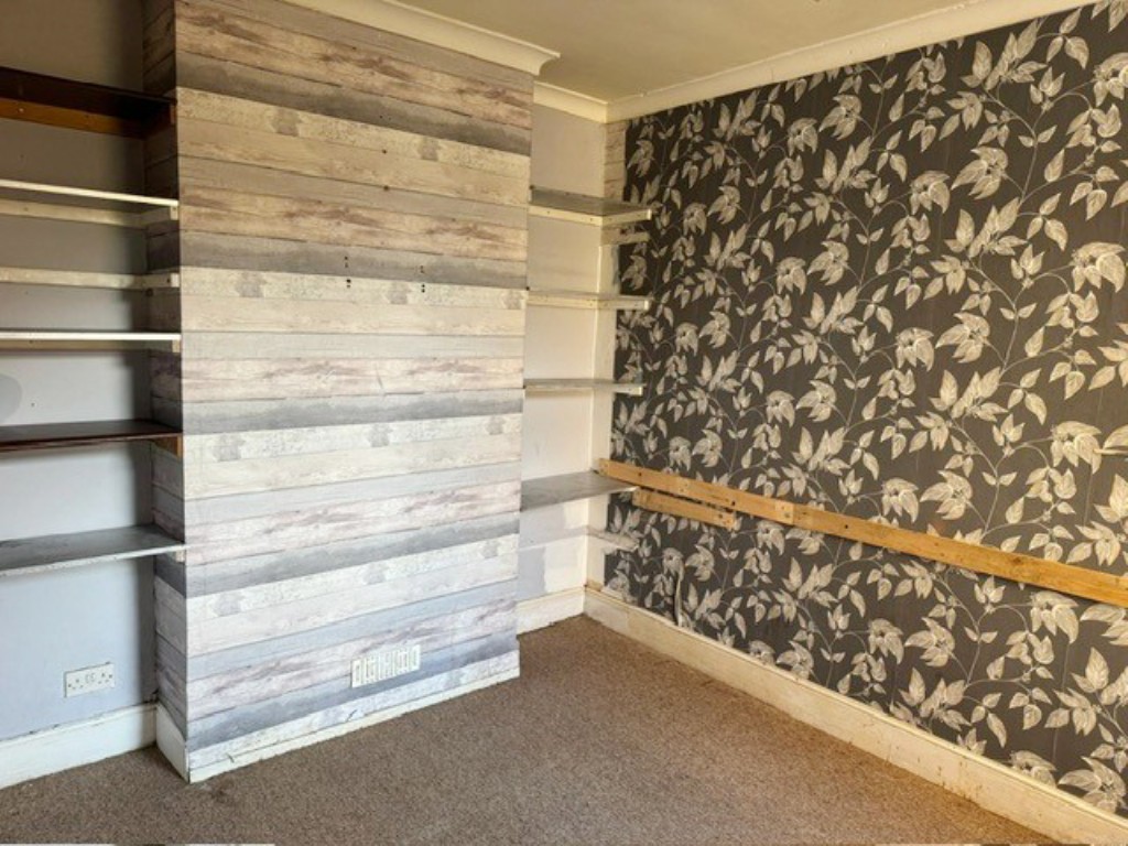 Lot: 160 - THREE-BEDROOM TOWN CENTRE HOUSE - The Dining Room